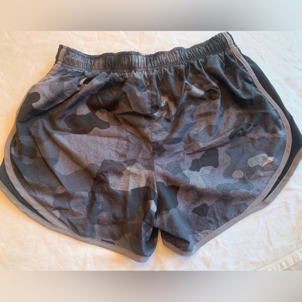 Nike Tempo Women’s Shorts Size Medium Camo Black & Grey